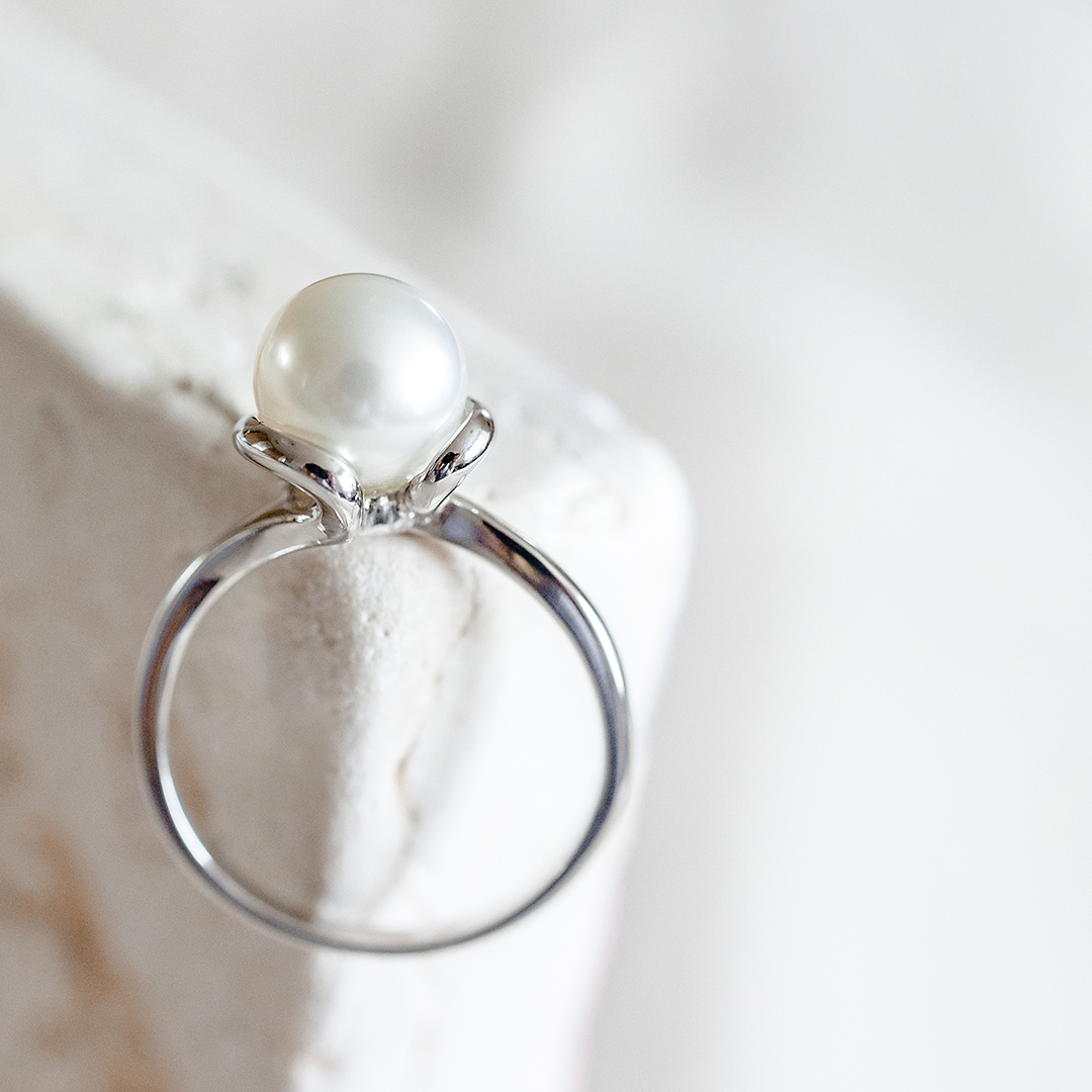Collared Silver Pearl Ring
